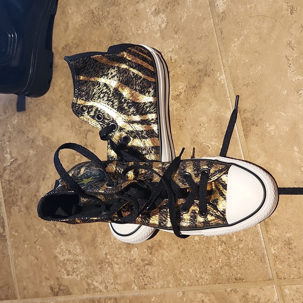 Size 6 new converse high top shoes